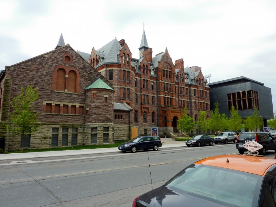 View of 273 Bloor Street West in 2011, showing the addition of the TELUS Centre for Performance and Learning (Courtesy of Canuckistan on Flickr)