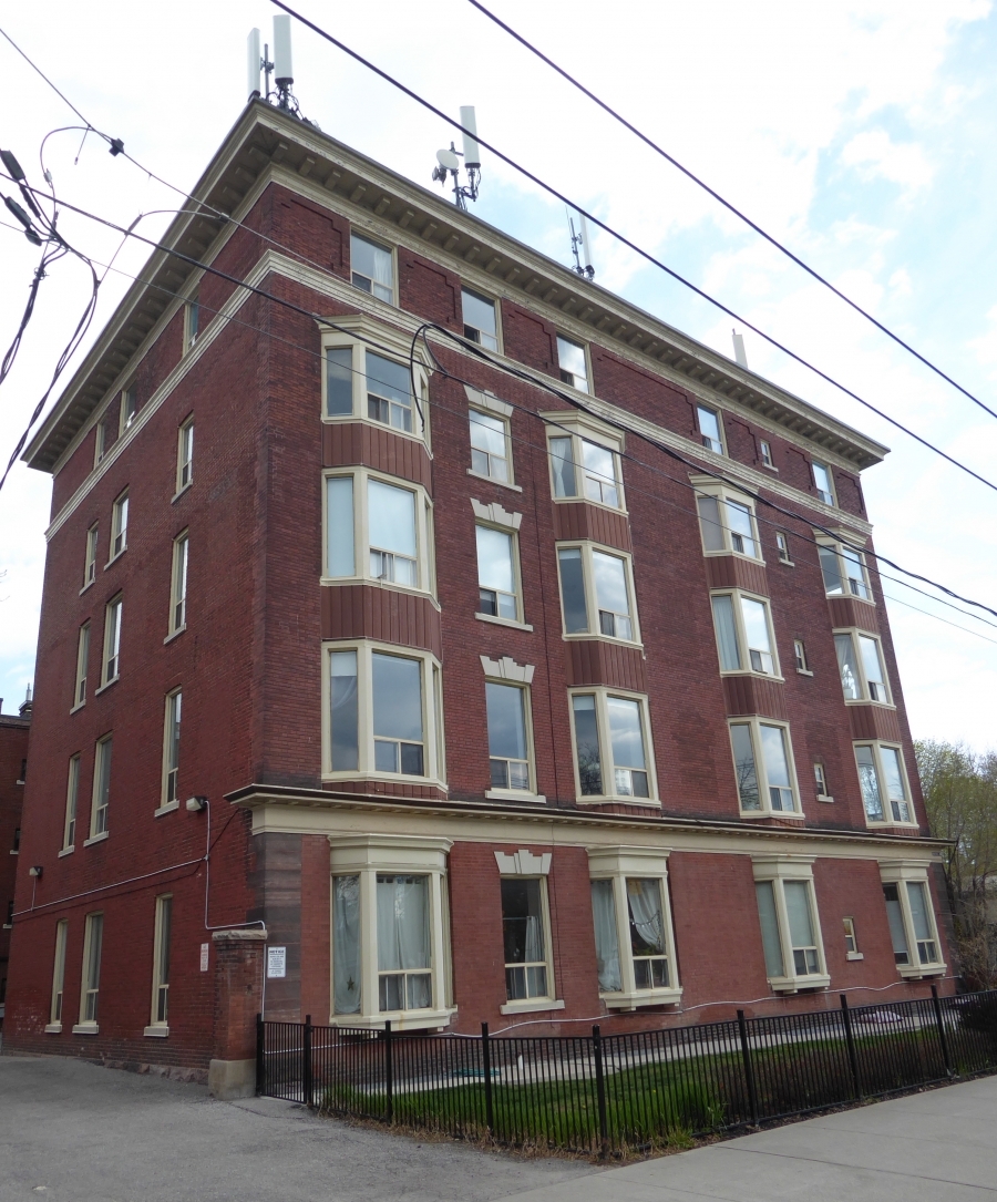 West façade of Parkview Mansions facing Roncesvalles Avenue (May 2021).