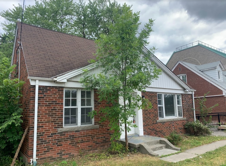 Street facing side of 313 Sheppard Avenue East, 2022 (Image courtesy of Max Berry)
